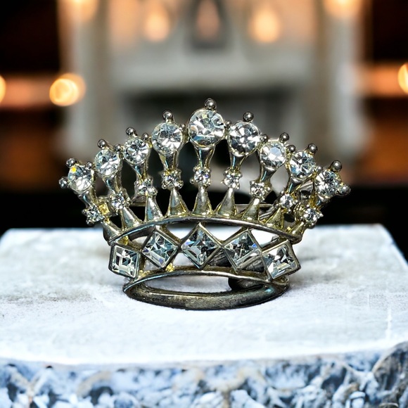 Jewelry - Crown Brooch